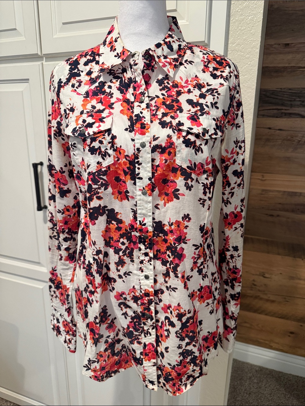 EUC Ariat Floral Button-Front Women's Blouse - White with Pink & Orange Floral